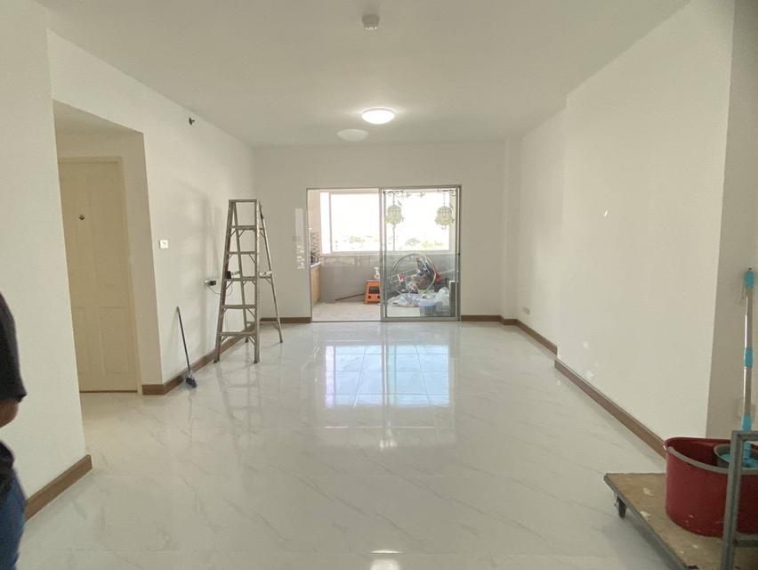 Sell by owner hard up for cash 750 m from MRT. 4