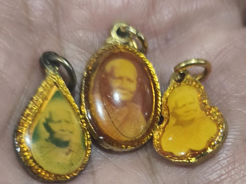 ล็อกเก็ตหลวงปู่แหวนเลี่ยมทอง วัดดอยแม่ปั๋ง เชียงใหม่ 3 องค์ 2