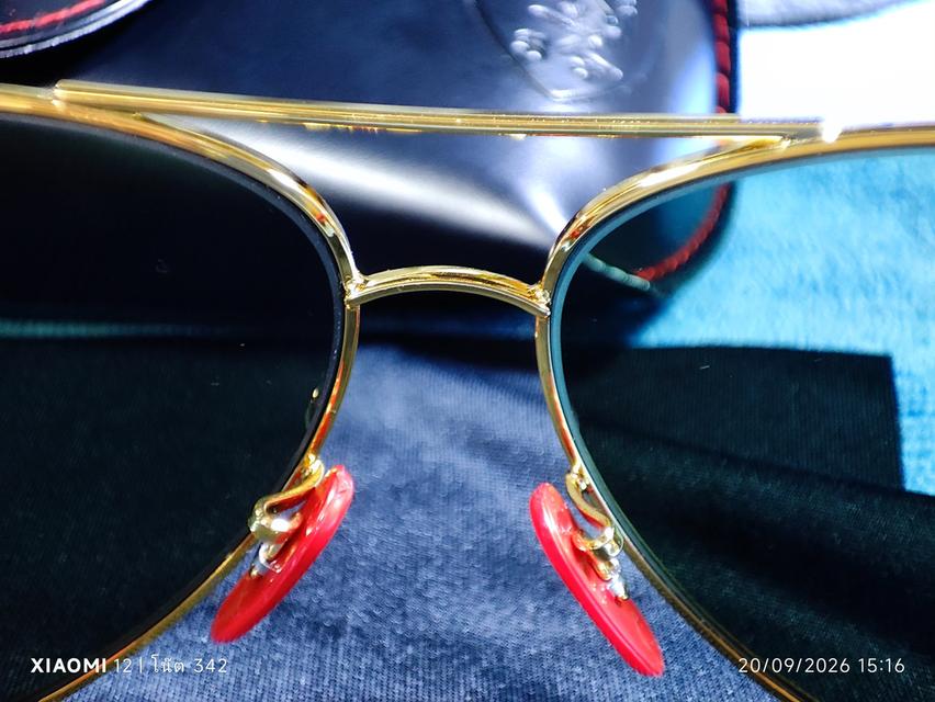 RayBan (คอลเลกชั่นพิเศษ Scuderia Ferrari) รุ่น RB8313-M (รหัสสี F008/71) เป็นแว่นทรงนักบิน (Aviator)กรอบสีทองเลนส์สีเขียวคลาสสิค เป็นเลนส์กระจก G-15 รูปที่ 12