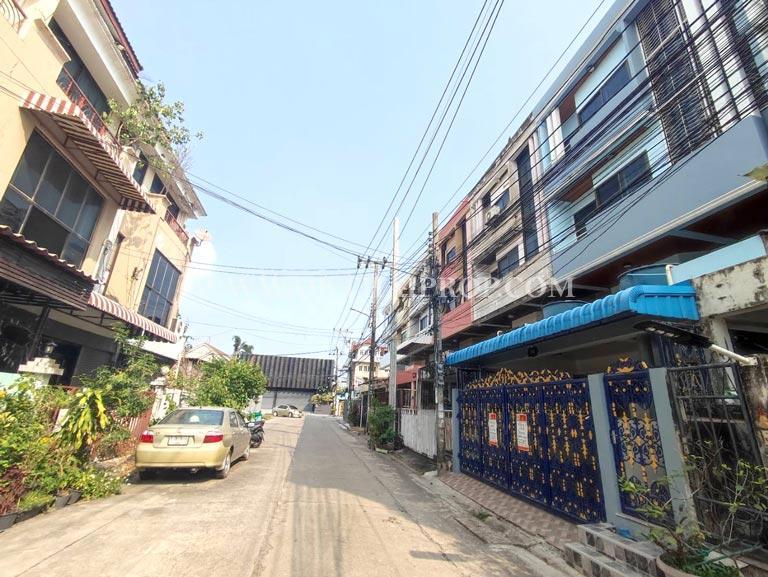 ทาวน์โฮม 4.5 ชั้น ถนนโชคชัย 4 ลาดพร้าว 17