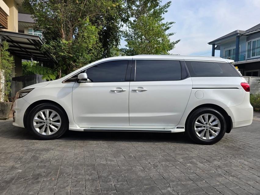 Kia Grand Carnival 2.2 EX สีขาว ปี 2018 1