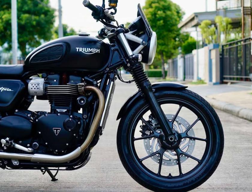 Triumph Street Twin 900 Matt Black 2017 4