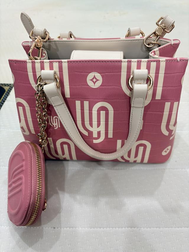 Lyn กระเป๋าสะพายข้าง ลาย monogram สีชมพู พร้อม pouch กลม