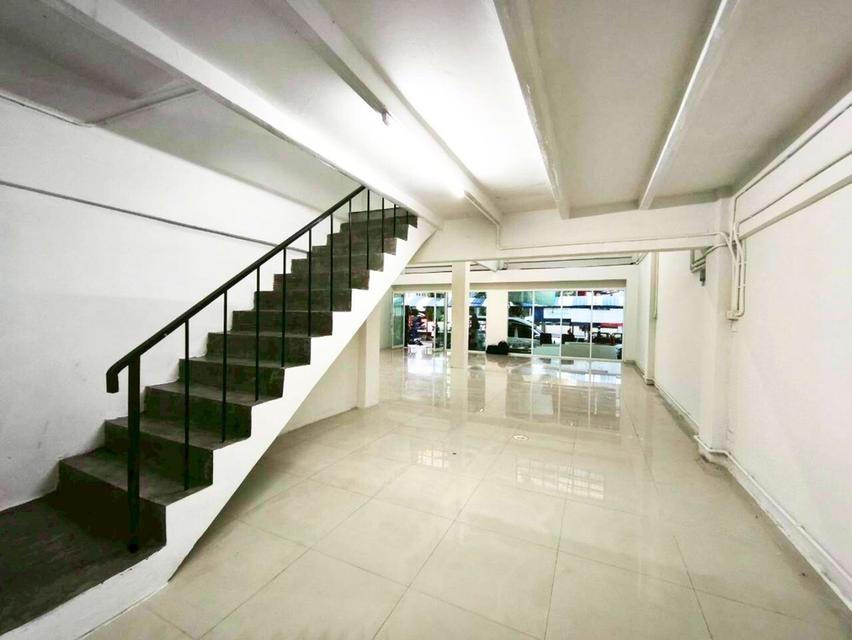 ตึกสวยพร้อมใช้งาน! ชั้น 1 และชั้นลอยรีโนเวทใหม่เอี่ยม ขาวคลีน สวยสะดุดตา จอดรถหน้าตึกสะดวกสบาย พื้นที่ชั้น 2-3 โล่งกว้าง ที่จอดรถสะดวก หร 10