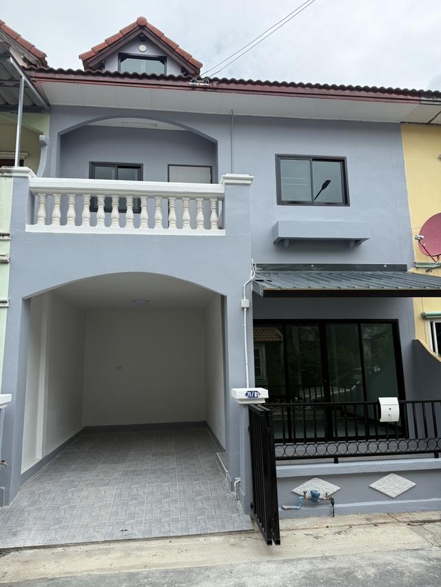  ทาวน์โฮม หมู่บ้านอยู่สบาย ถนนเลียบคลองระพีพัฒน์ คลองหนึ่ง ปทุมธานี