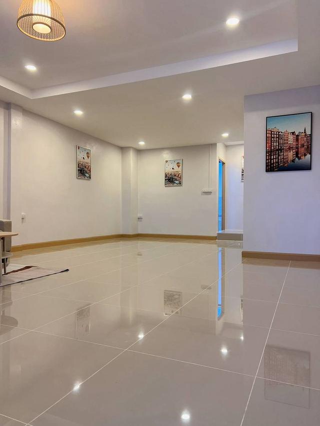 หมู่บ้านรสสุคนธ์  ซอยวัดลาดปลาดุก บางบัวทอง ทาวน์เฮ้าส์ 2 ชั้น  ถนนเมนกว้างหลังบ้านไม่ชนใคร ตกแต่งใหม่พร้อมเฟอร์นิเจอร์  ติดถนนลาดปลาดุกเพียง30เมตร 4