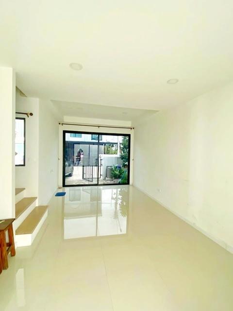 โลตัส วัดไพร่ฟ้า 1กม.ให้เช่า ทาวน์โฮม 2 ชั้น 3 นอน รร.เทคโนโลยีแหลมทอง 1.2 กม. 2 น้ำ รพ.ปทุมธานี 3.6 กม.ถ. กรุงเทพ-ปทุมธ 6