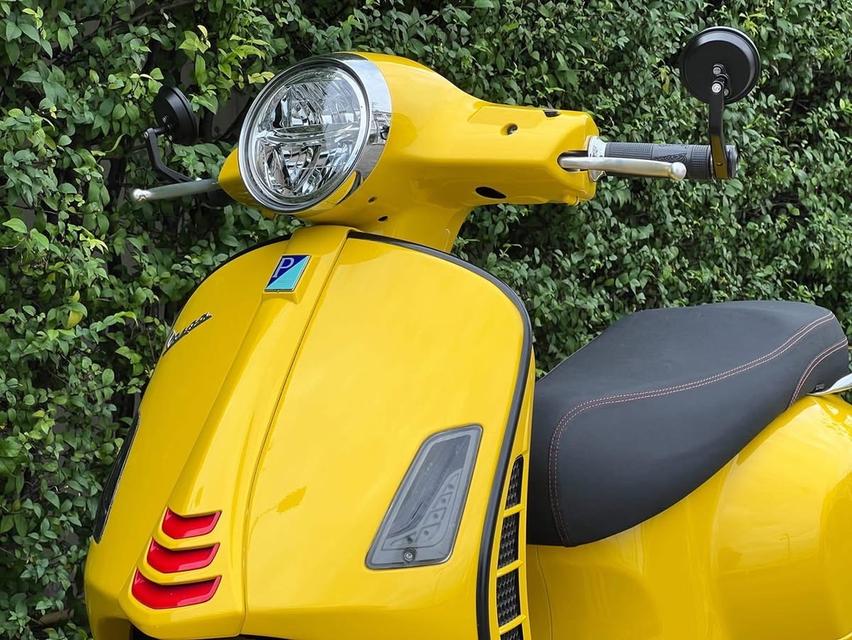 Vespa GTS 300 สีเหลือง ปี 2021 2