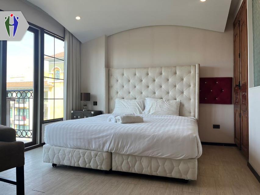 คอนโดให้เช่า เวเนเชี่ยน ใกล้หาดจอมเทียน •	ขนาด 23 ตารางเมตร สตูดิโอ •	เครื่องปรับอากาศ, ตู้เย็น,ไม่มีเตาไฟฟ้า •	ระเบียงวิวสระว่ายน้ำพร้อมเฟอร์นิเจอร์ค 6