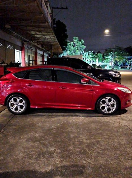 Ford Focus สีแดง