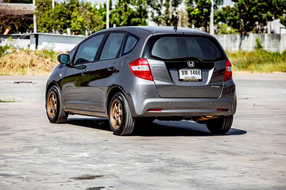 Honda Jazz 1.5S ปี 2014 สีเทา เกียร์ออโต้ มือเดียวป้ายแดง 8