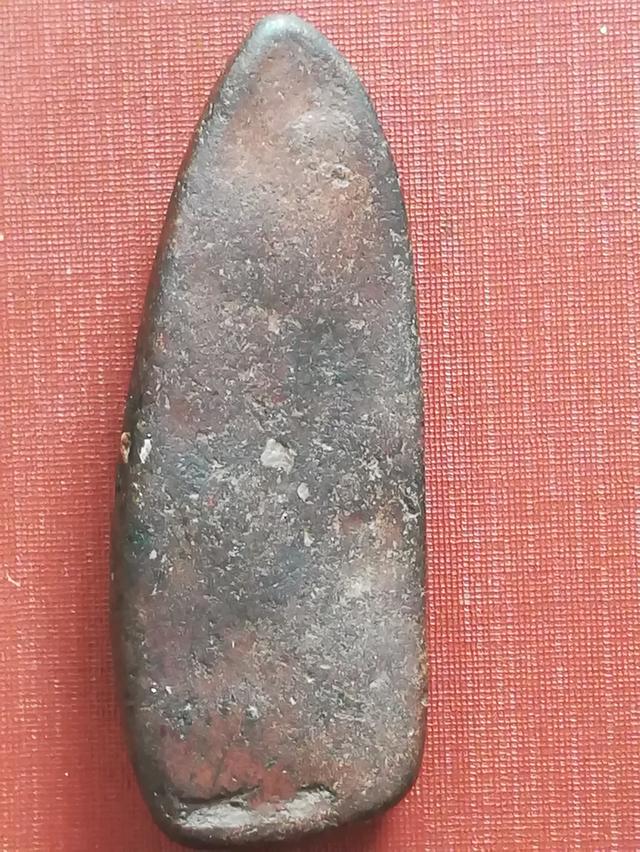 พระกำแพงบิด หรือ พระกำแพงลีลาเหิร เนื้อดินเผา กรุเจดีย์กลาง ทุ่งเศรษฐี (นครชุม) กำแพงเพชร 2