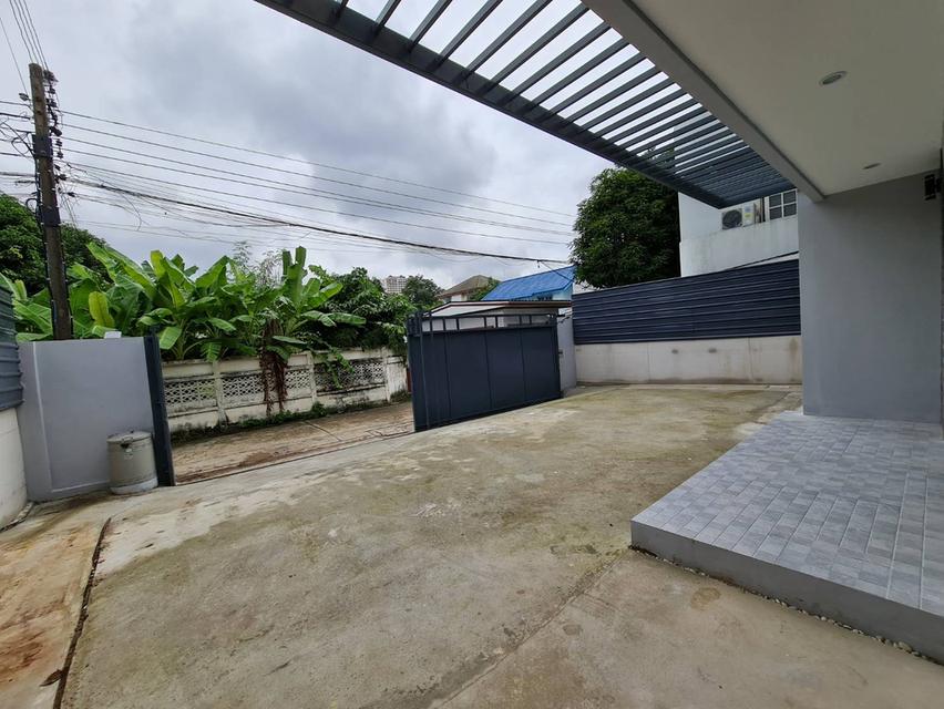 บ้านสร้างใหม่ !!! ทำเลปากทางลาดพร้าว ใกล้รถไฟฟ้า + MRT