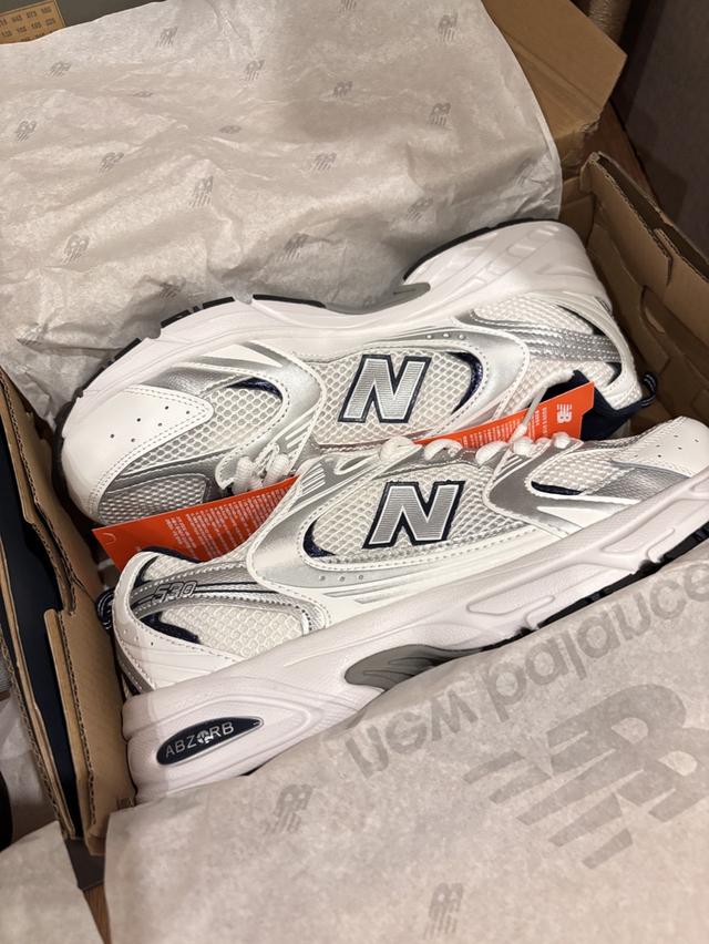 รองเท้าผ้าใบ New Balance รุ่น 530 สี White Silver Navy
