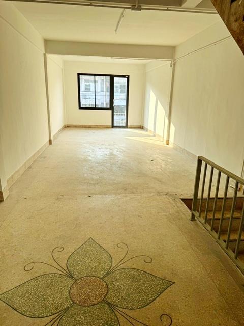 ถ.ลาดพร้าว95-103 ให้เช่าอาคารพาณิชย์ 4 ชั้น 18ตร.วา. 290ตร.ม. MRT มหาดไทย 800ม. 4นอน 4 น้ำ ม.รัตนบัณฑิต 900 ม.ตลาดนครไทย 8