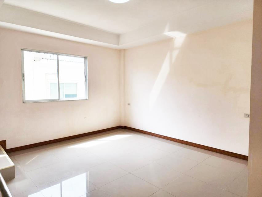 ให้เช่า อาคารพาณิชย์ 3 ชั้น ทำเลติดถนน ใกล้ตลาดลาดสวาย ลำลูกกา คลอง 4 ปทุมธานี หน้ากว้าง จอดรถสะดวก มีประตูกระจก พร้อมทำธุรกิจและพักอาศัย shophouse 8