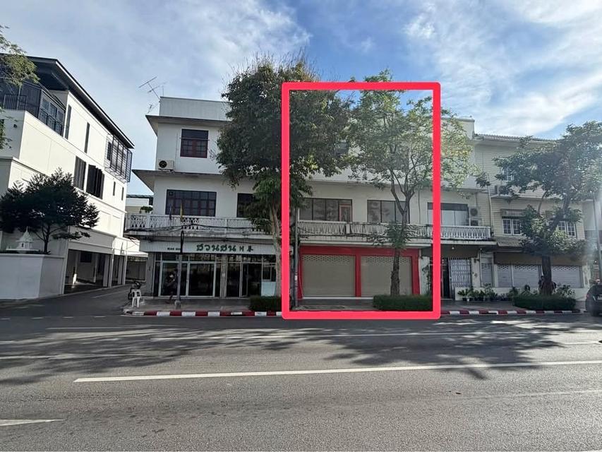 Commercial buidling for rent closed road ให้เช่าอาคารพาณิชย์ 2 คูหา  ตีทะลุ 3 ชั้น 5