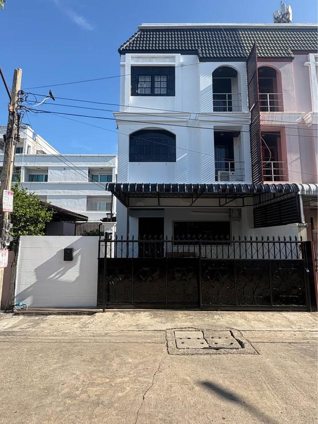 บ้านหรู 3 ชั้น ใจกลาง “สี่แยกเหม่งจ๋าย”พร้อมอยู่  อยู่สบายแบบบ้านเดี่ยวในเมือง ทำเล Prime Zone 2
