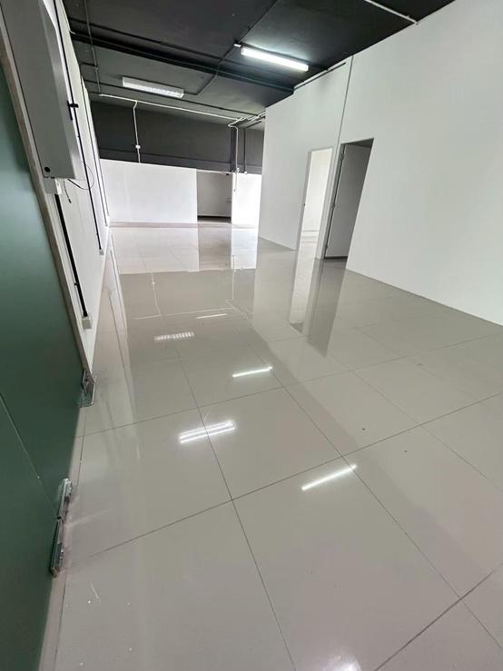 พื้นที่สำนักงานให้เช่า ขนาด 100-200 ตร.ม ราคา 250 บ./ตร.ม เดินทางสะดวก ถ.นนทรี นราธิวาส 2