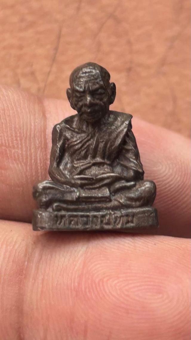 พระเครื่อง รูปหล่อหลวงปู่ทิม ไตรมาส