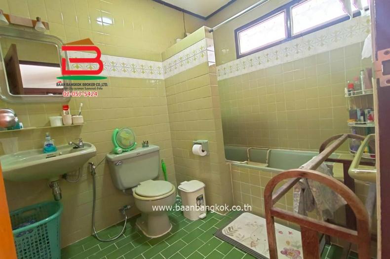 บ้านเดี่ยว คลองตันนิเวศน์ ซอยปรีดีพนมยงค์ 42 (ใกล้โรงเรียนพระหฤทัยพัฒนเวศม์) เนื้อที่ 79 ตรว. แขวงคลองตันเหนือ เขตวัฒนา 10