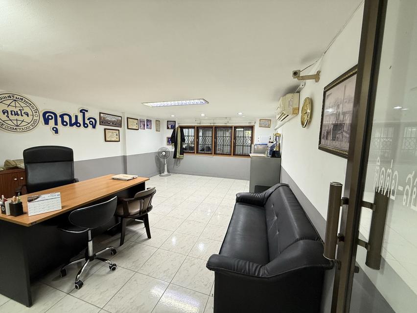 ขายอาคารพาณิชย์ 2 ห้องติด (4 ชั้นครึ่ง) ทำเล “คูเมืองเชียงใหม่” (ขายต่ำกว่าราคาประเมิน) ถนนมณีนพรัตน์ 6