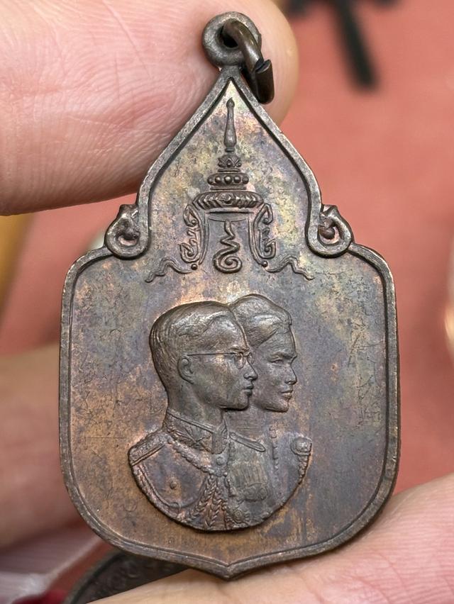 เหรียญที่ระลึก พระราชพิธีสมโภชช้างเผือก ๓ เชือก ณ จังหวัดเพชรบุรี พ.ศ.๒๕๒๑ สวยครับ