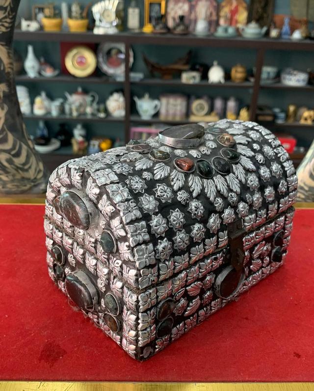หีบขนาดเล็ก ประดับด้วยหิน 4