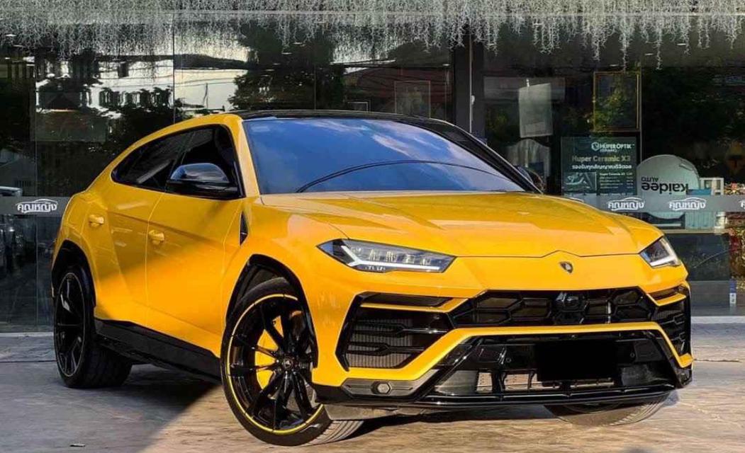 Lamborghini Urus สีเหลือง