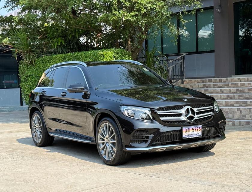 2019 BENZ GLC 250D AMG รถมือเดียวออกป้ายแดง รถวิ่งน้อยเพียง 90,000กม ประวัติศูนย์ครบ รถไม่เคยมีอุบัติเหตุครับ