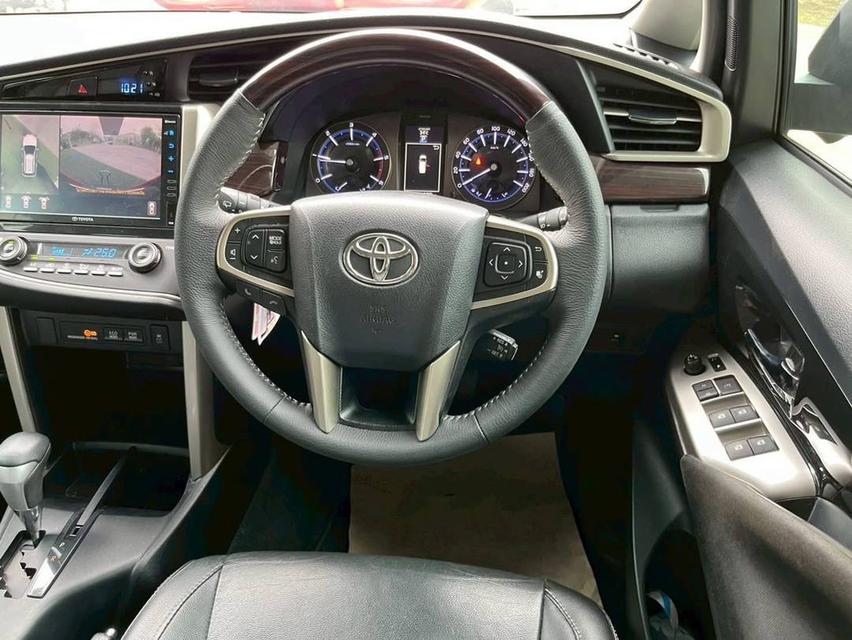 ไก่TOYOTA INNOVA CRYSTA เครื่อง2.8cc. รุ่น PREMIUM AUTO ปี 2022