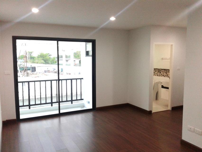 ขายทาวน์โฮม 3 ชั้น ทำเลรังสิต-ราชพฤกษ์ ในโครงการ Living Residence 8