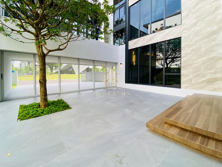 VIVE New Krungthep Kreetha Luxury 3-Storey Modern Home 2