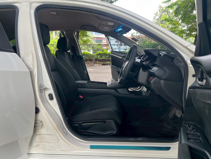 ขายด่วน! Honda CIVIC FC 1.8 E AT ปี 2017 รถสวยมือเดียว สภาพดี พร้อมขับทันที! 14