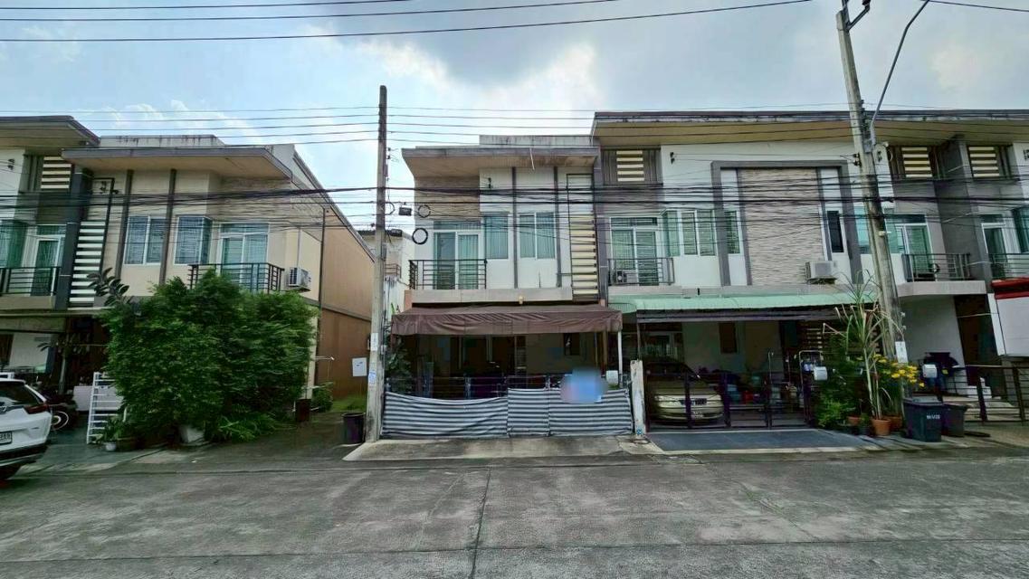 ขายด่วนทาวน์โฮม 2ชั้น 21 ตรว.  หลังมุม 3 นอน 3 น้ำ  หมู่บ้าน กัสโต้ ทาวน์โฮมรามคำแหง  หลังมุม ติดถนนเมน ต้นโครงการ 2