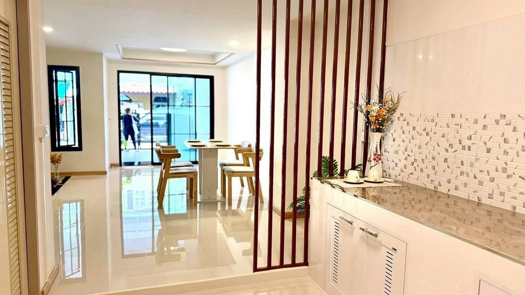 หมู่บ้านอัมรินทร์วิลล่า (ซอยแจ้งวัฒนะ 41)ทาวน์เฮาส์ 2 ชั้น หน้ากว้าง 5 เมตร (โปร่งสบาย ไม่แออัด) ตกแต่งใหม่พร้อมเฟอร์นิเจอร์ 6