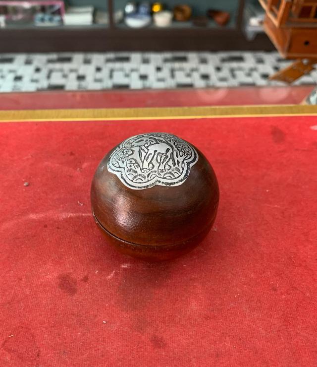 ผอบไม้ ประดับด้วยโลหะแกะสลัก
