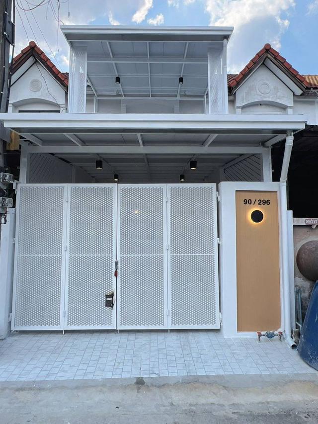 หมู่บ้านวงศ์ชัยนคร  บางรักใหญ่ นนทบุรีทาวน์เฮาส์ 2 ชั้น ทำเลติดรถไฟฟ้าสายสีม่วงสถานีบางรักใหญ่เพียง 800เมตร  ซอยป่าไม้อุทิศ บางรักใหญ่ นนทบุรี ทำเลดี 2