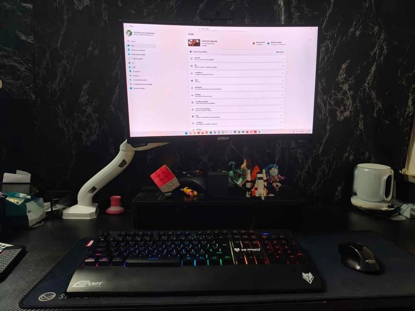 คอมพิวเตอร์พร้อมโต๊ะ