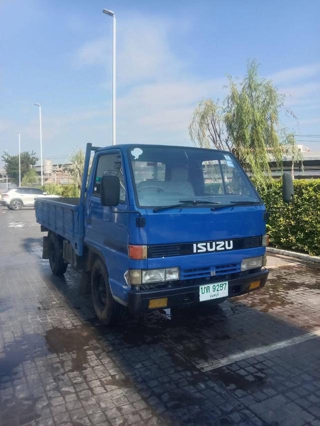 ปล่อยรถบรรทุก 4 ล้อ Isuzu ปี 2001