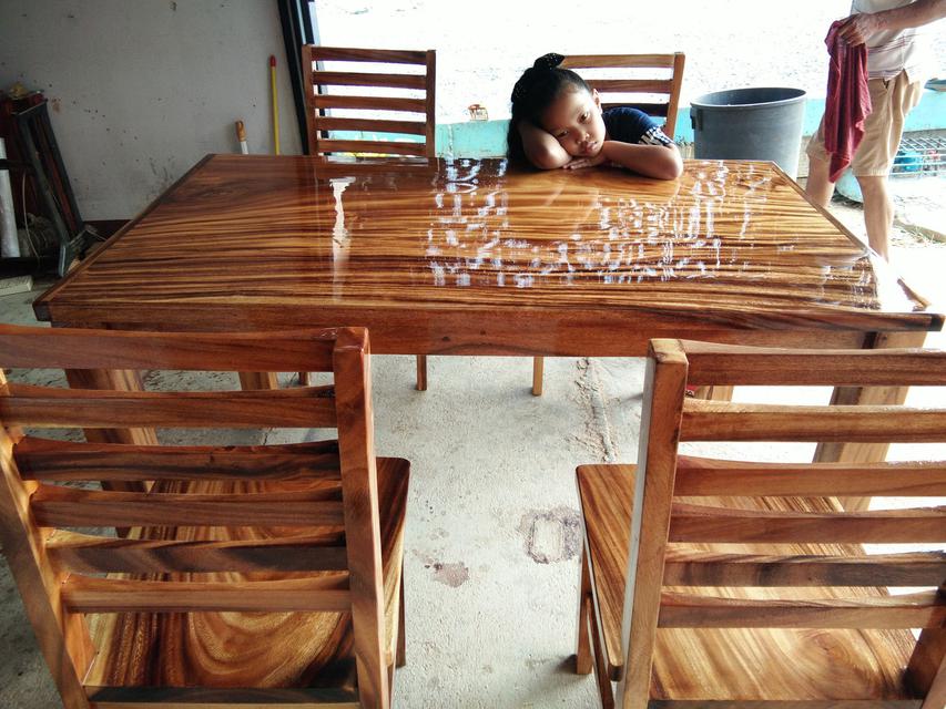 รูป โต๊ะอาหารไม้แผ่นเดียว  80x150 + เก้าอี้ 4 ตัว 