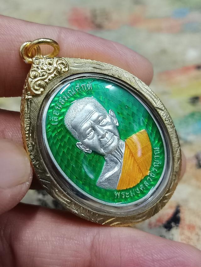 6-28 เหรียญเลื่อนสมณศักดิ์ วัดจัดสร้าง หลวงปู่อ่ำ วัดโคกโพธิ์สถิตย์ นครศรีธรรมราช 2567 ชุบเงิน ลงยาเขียว จีวร หมายเลข 10 กล่องเดิม***เลี่ยมทองไมครอน 3