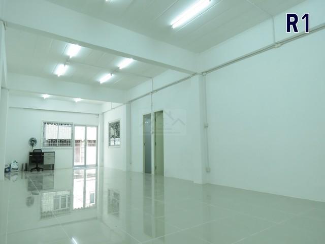 ให้เช่าพื้นที่ชั้น 1 ห้องโล่งเพดานสูง 72 ตร.ม. ซอยลาดพร้าว 43 ใกล้ถนนใหญ่ ไฟ 3 เฟส เหมาะเป็น Studio ห้องไลฟ์ขายของ พร้อม 4