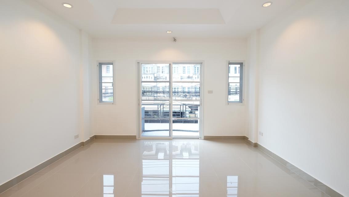 ให้เช่า TownHome 4 ชั้น Renovate ใหม่ทั้งหลัง! 5 ห้องนอน 3 ห้องน้ำ 1 ห้องครัว 5