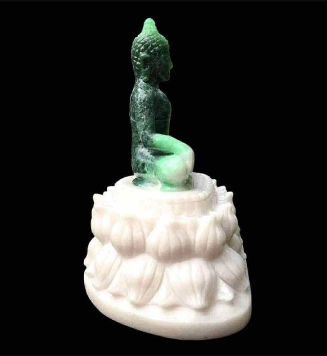 พระพุทธรูปหยกเจไดต์พม่าแท้ Type-A "เขียวจักรพรรดิ 3 สี (ฮกลกซิ่ว)" พร้อมฐานแกะสลักหินขาว รูปย่อยที่ 4
