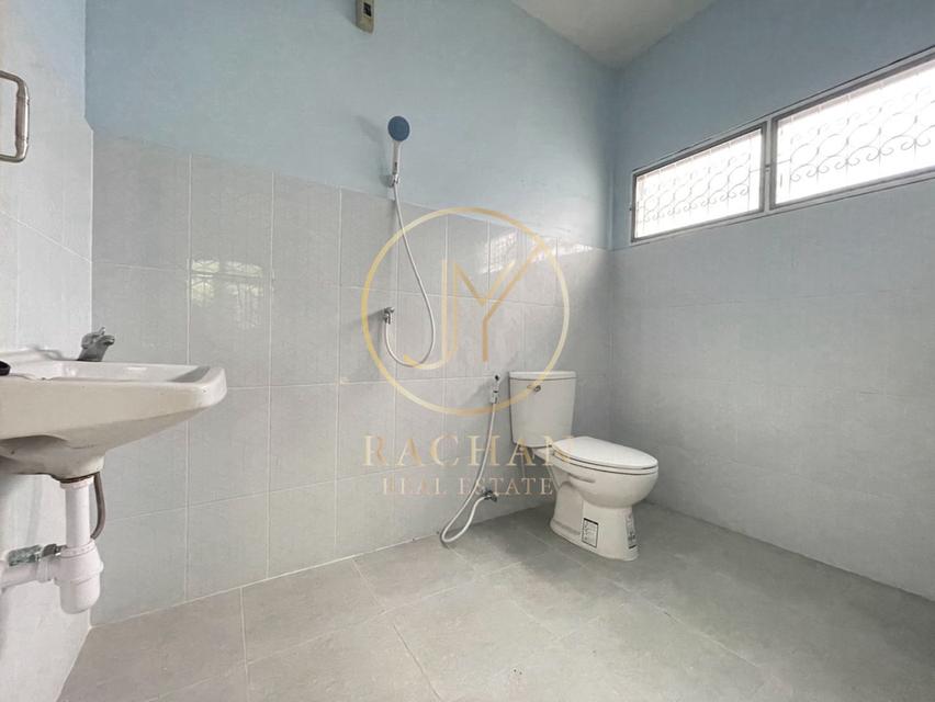B69-296 ขายด่วน บ้านชั้นเดียว ปรับปรุงใหม่ โครงการ ช.รุ่งเรือง5  เนื้อที่ 60 ตร.ว พื้นที่ใช้สอย 130 ตร.ม 4 ห้องนอน 2 ห้องน้ำ 1 ห้องครัว 1 ห้องนั่งเล่น 12