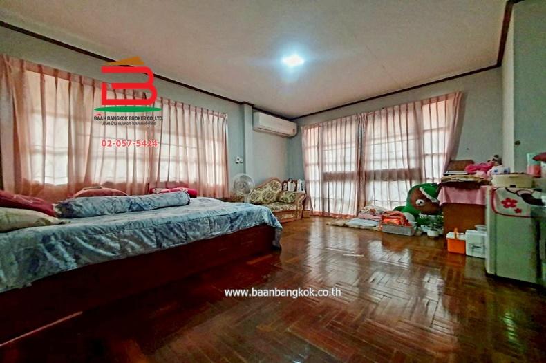 บ้านเดี่ยว หมู่บ้าน ศรีมีนวิลเลจ (ซ.ราษฎร์อุทิศ 40) เนื้อที่ 51 ตรว. ใกล้ตลาดมีนบุรี ถนนราษร์อุทิศ แขวงมีนบุรี เขตมีนบุรี กรุงเทพมหานคร 10