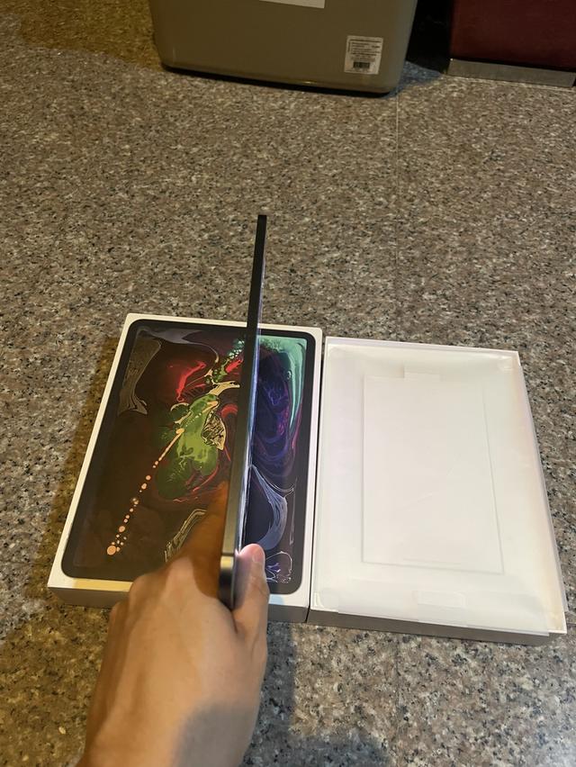 ขายiPadPro11นิ้วสีSpace Gray64กิ๊กWifi Celluerใส่ซิมได้ยกกล่องอีมี่ตรงใช้งานดีถูกมากกก