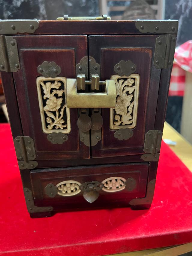 กล่องเครื่องประดับจีนโบราณสวยงาม ทำ จากไม้โรสวูด ฝังหยกขาวแกะสลัก ตกแต่งด้วยทองเหลือง มีลิ้นชัก 4 ช่อง (ใช้งานได้ทุก ช่อง) บุด้วยผ้าสีแดงลายจีน