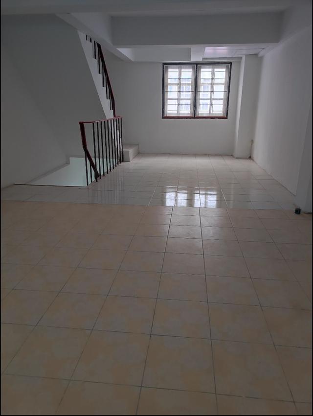 อาคารพาณิชย์ 4 ชั้น อยู่ติดบริษัทมิสทีนรามคำแหง 9